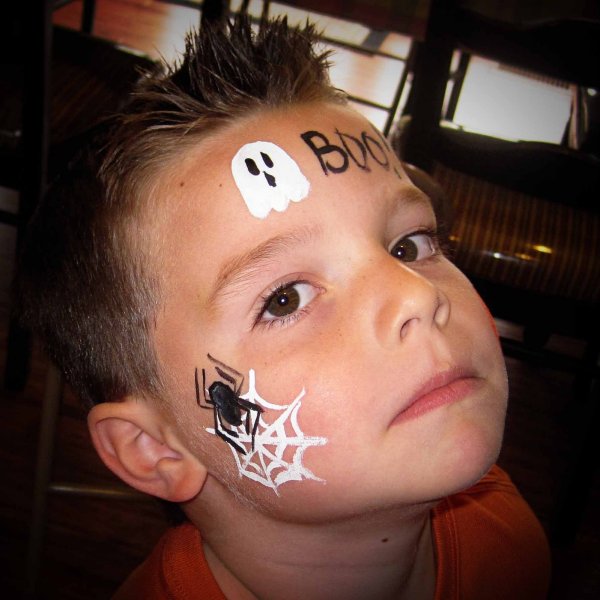 Разукрасить лицо на Хэллоуин мальчику