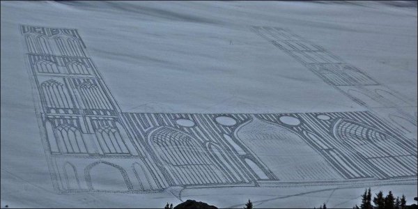 Рисунки на снегу ногами