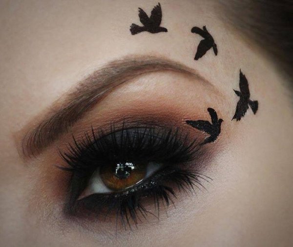 Узоры на лице подводкой