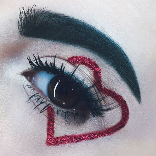 Макияж с сердечками на глазах