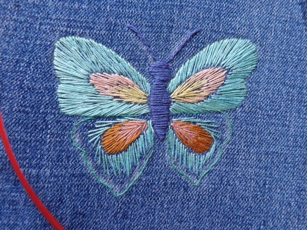 Контурная вышивка на футболке