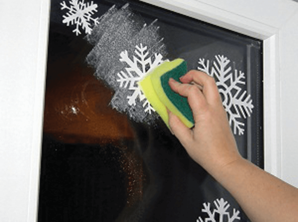 Зимний пейзаж на окне гуашью