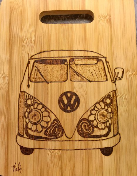 Фрукты для выжигания на разделочной доске