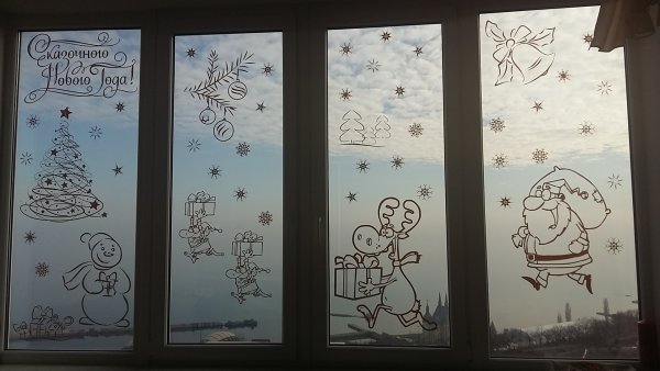 Снеговик со снежинками раскраска