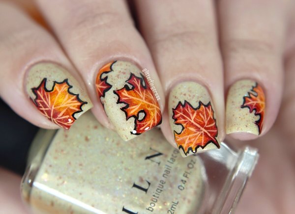 Осенний маникюр с листьями