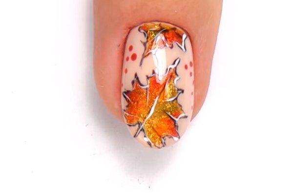 Маникюр с кленовым листом