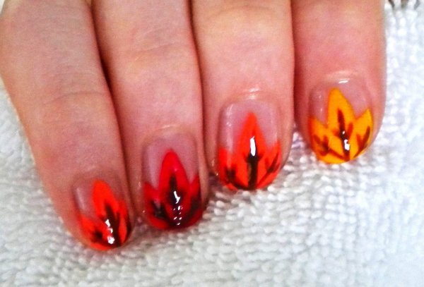 Маникюр красный с кленовым листом