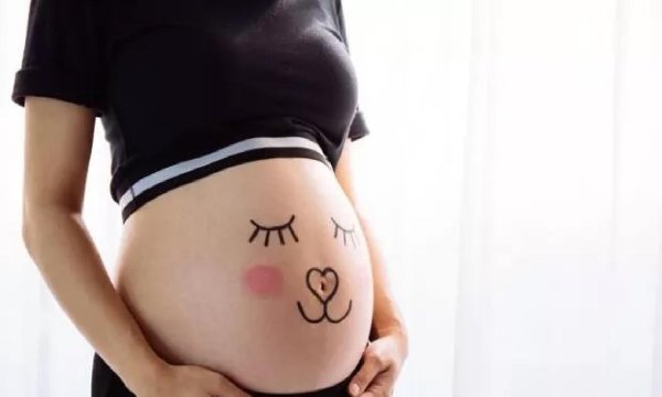 Беременный животик с улыбкой