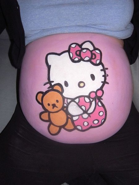 Красивый рисунок на животе беременной