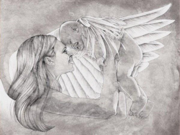 Ангел обнимает крыльями ребенка