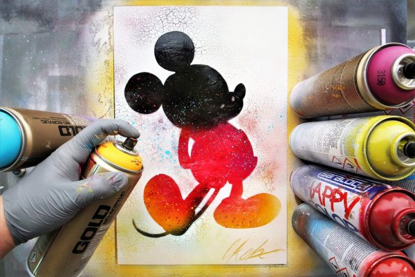 Краска из баллончика на стене