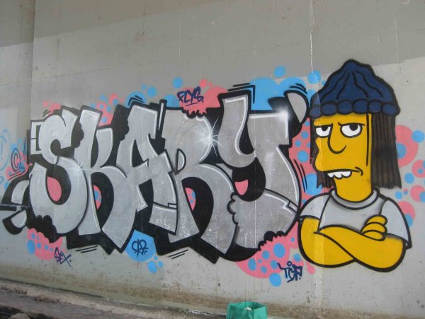 Баллончиком через трафарет