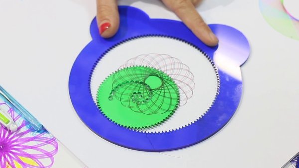 Рисунки линейкой спирограф