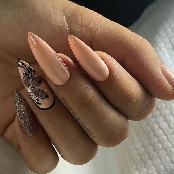 Телесный маникюр с черным рисунком