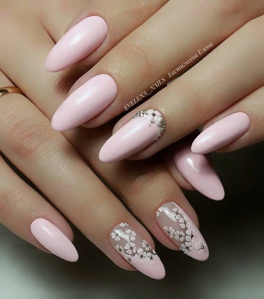 Маникюр бежевый с черным