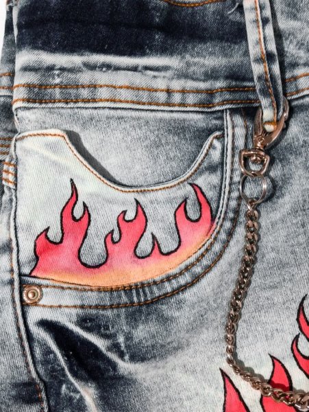 Разрисованный карман ра на джинсах