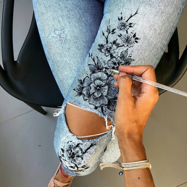 Роспись на джинсах акриловыми красками