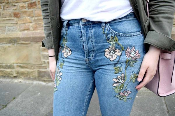 Джинсы с вышивкой