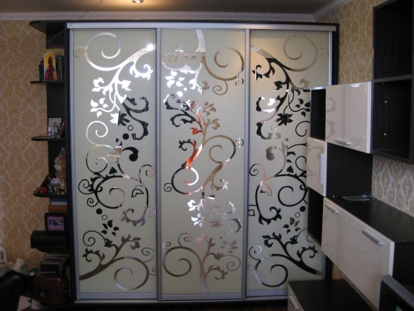 Шкаф купе с печатью на стекле