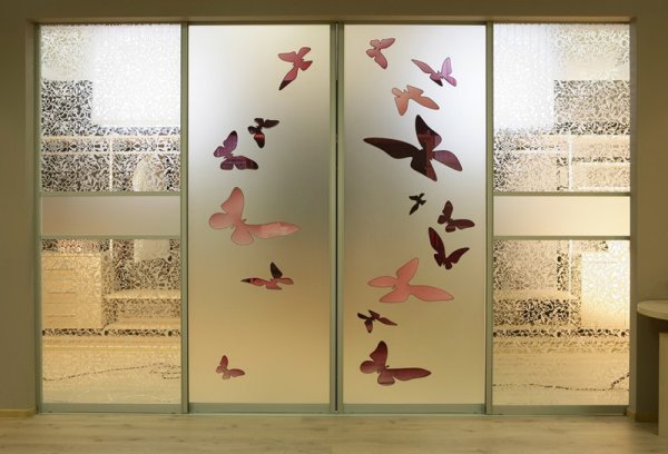 Шкафы с узорами на дверях