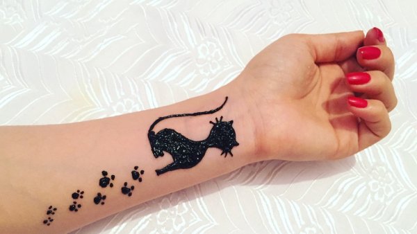 Тату на руке хной легкие кошка