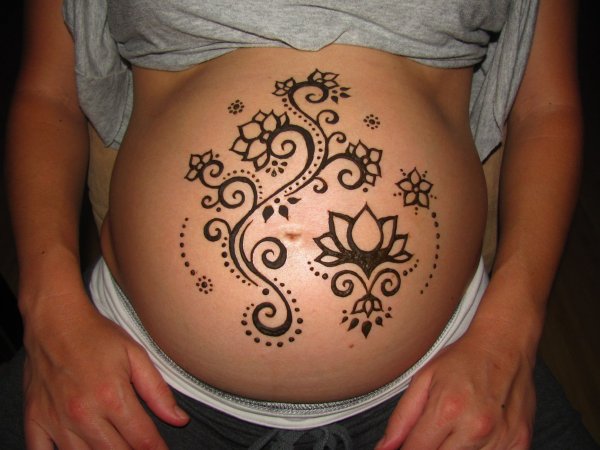Тату хной на животе