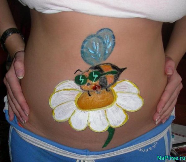 Рисунок ромашек на животе у беременной