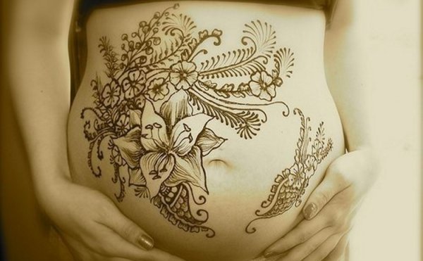 Мехенди на животе на растяжках