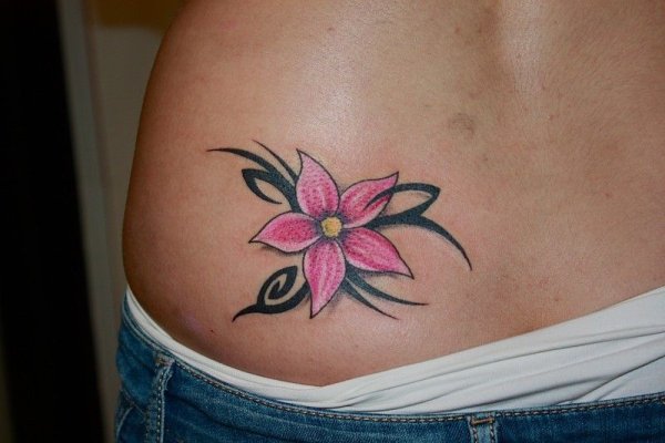 Тату на пояснице
