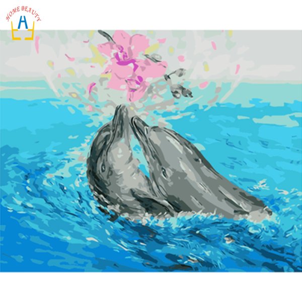 Дельфин в море