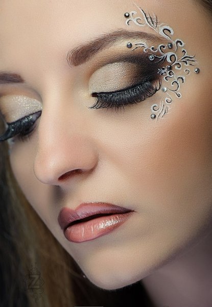 Макияж с сердечками на глазах