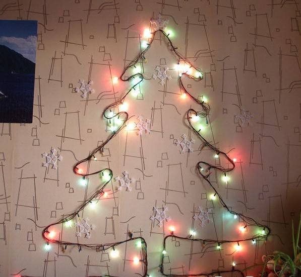Дерево из гирлянды на стене