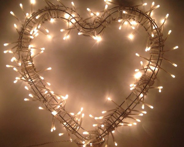 Украсить окно гирляндой