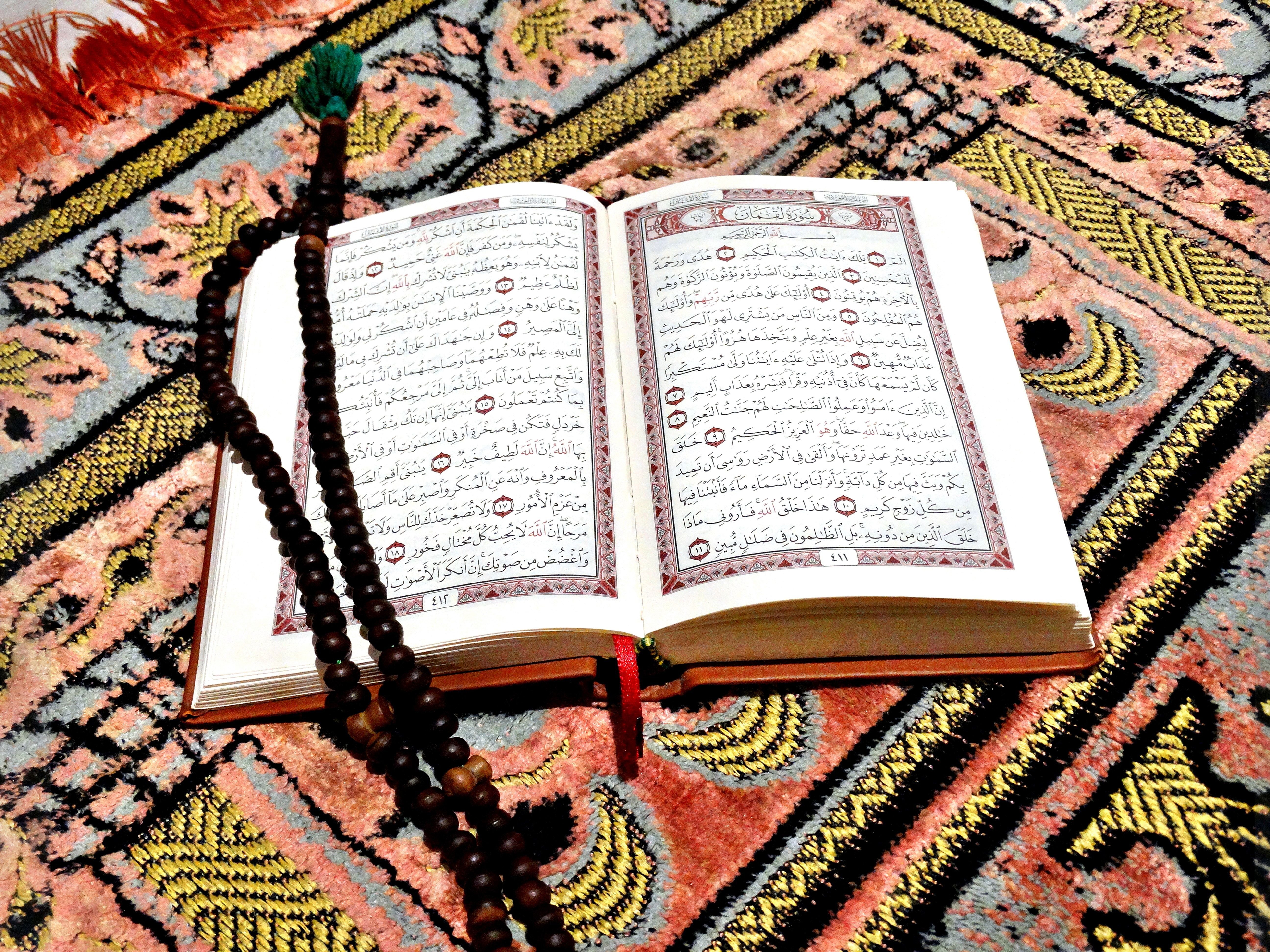 Quron kitob. Священное Писание мусульман Коран. Коран иллюстрации. Коран картинки красивые.
