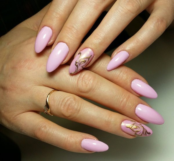 Маникюр с ловцом снов нюдовый