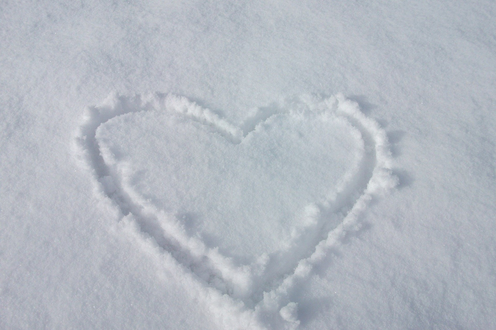 Сердце нарисованное на снегу