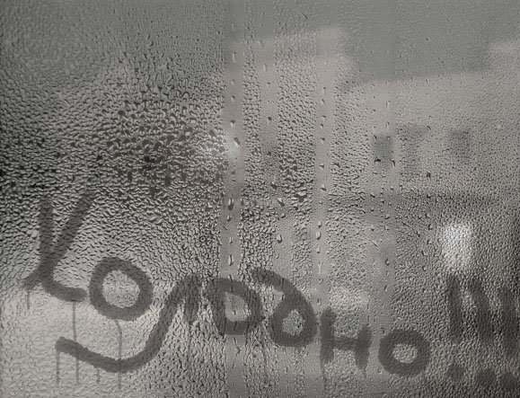 Ладонь на мокром стекле