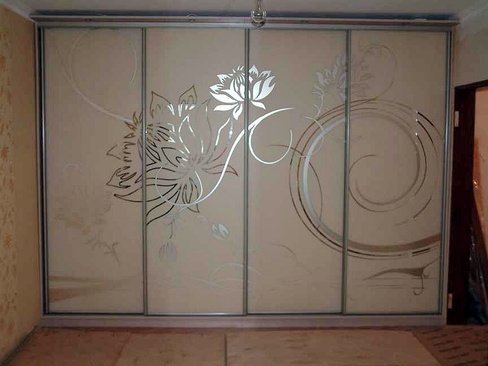 Шкаф-купе 3 двери вид спереди зеркало с пескоструем проект