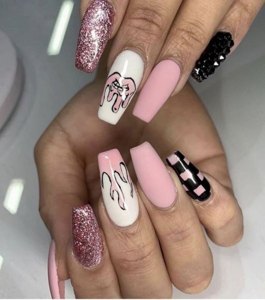 Сиреневые ногти с черным френчем