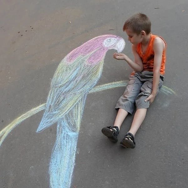 С днём рождения мелками на асфальте