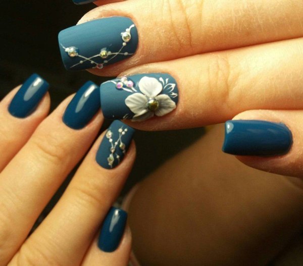 Маникюр в синих тонах