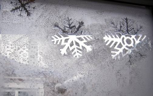 Снежинки за окном
