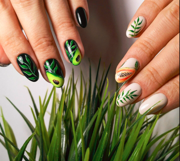 Маникюр с листьями