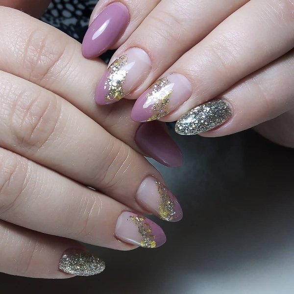 Маникюр 2022 с блестками снизу