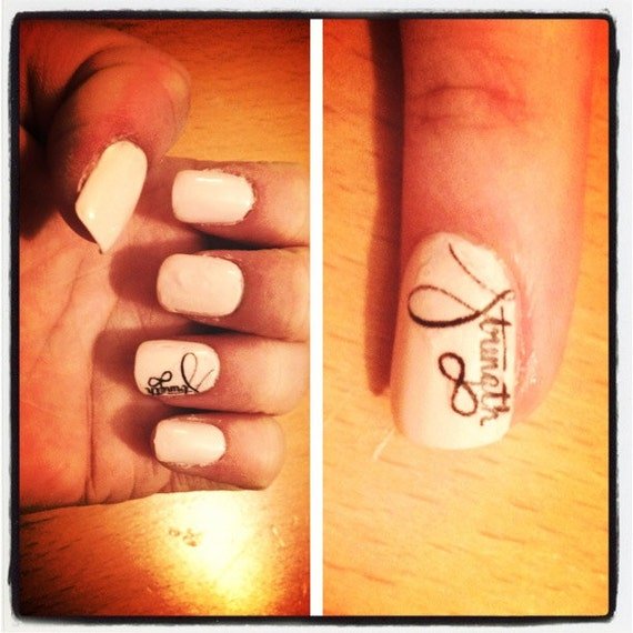 Маникюр на короткие ногти со знаком бесконечности