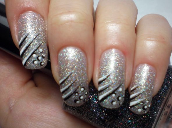 Маникюр с узорами и блестками