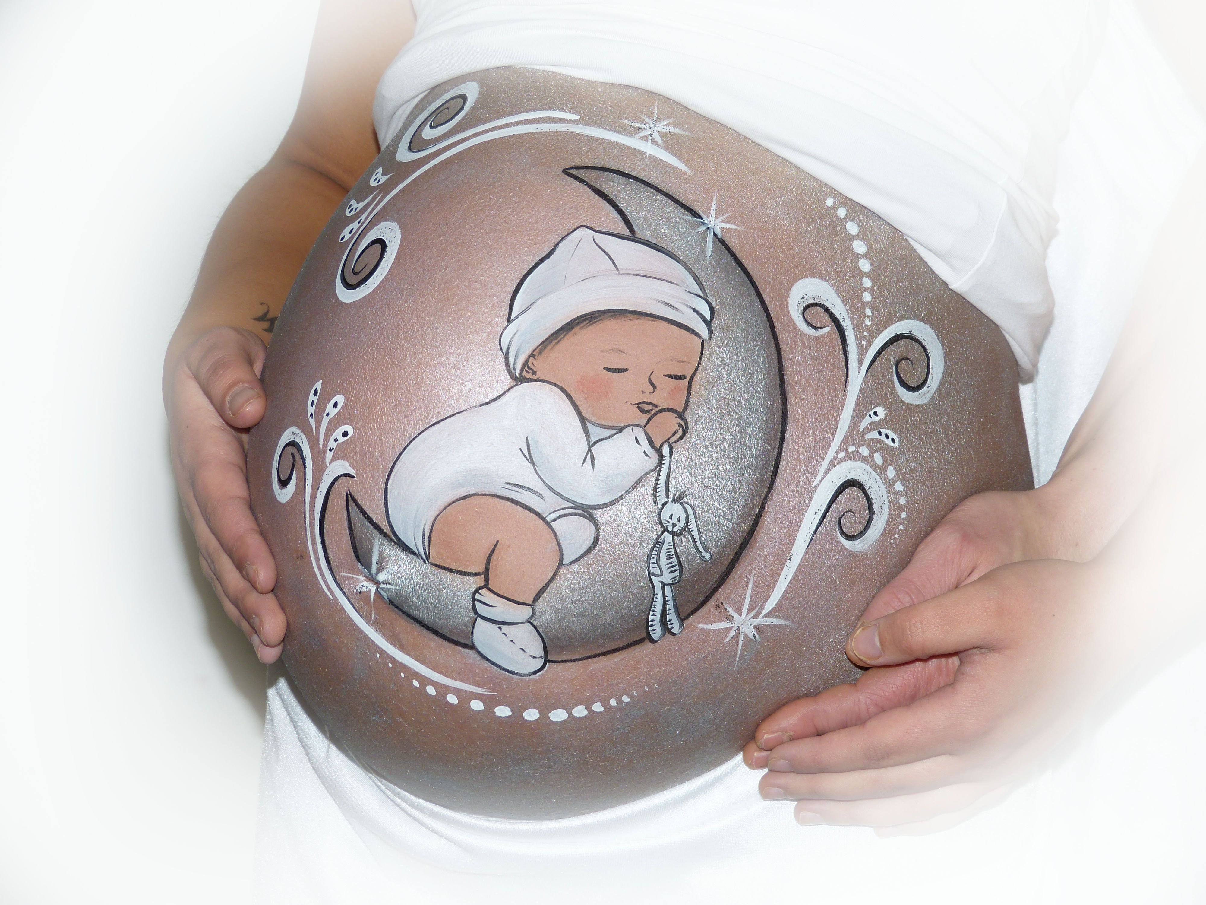 Музыка малышу в животике слушать. Разрисованные животики беременных. Рисование на животе беременных. Рисунки на животе у беременных. Рисунки на беременных животиках.