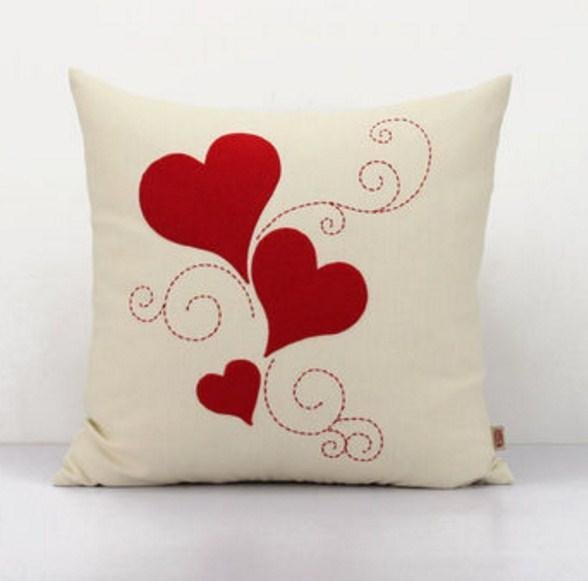 Диванная подушка в виде сердца