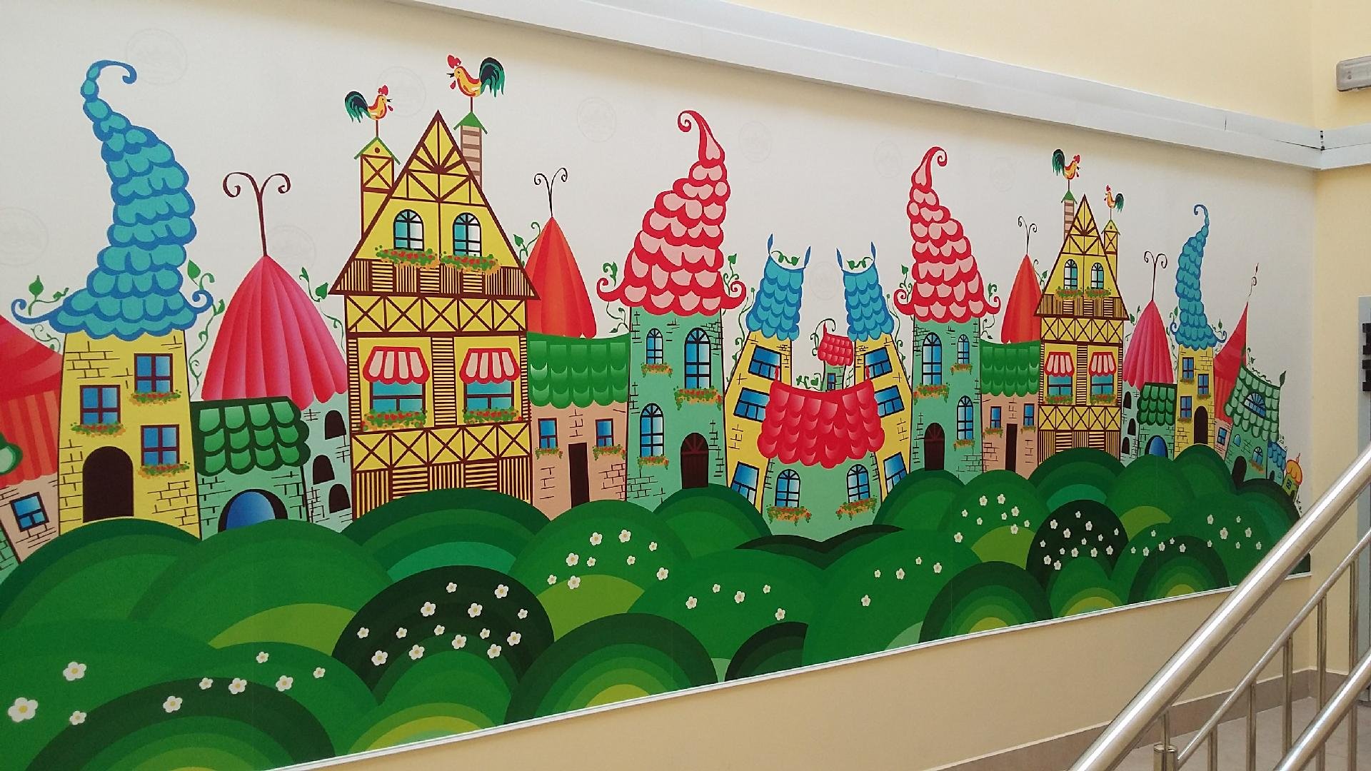 Город сад 1 класс. Рисунки на стенах в детском саду. Роспись стен в детском саду город. Роспись стен в школе. Город на стене в детском саду.