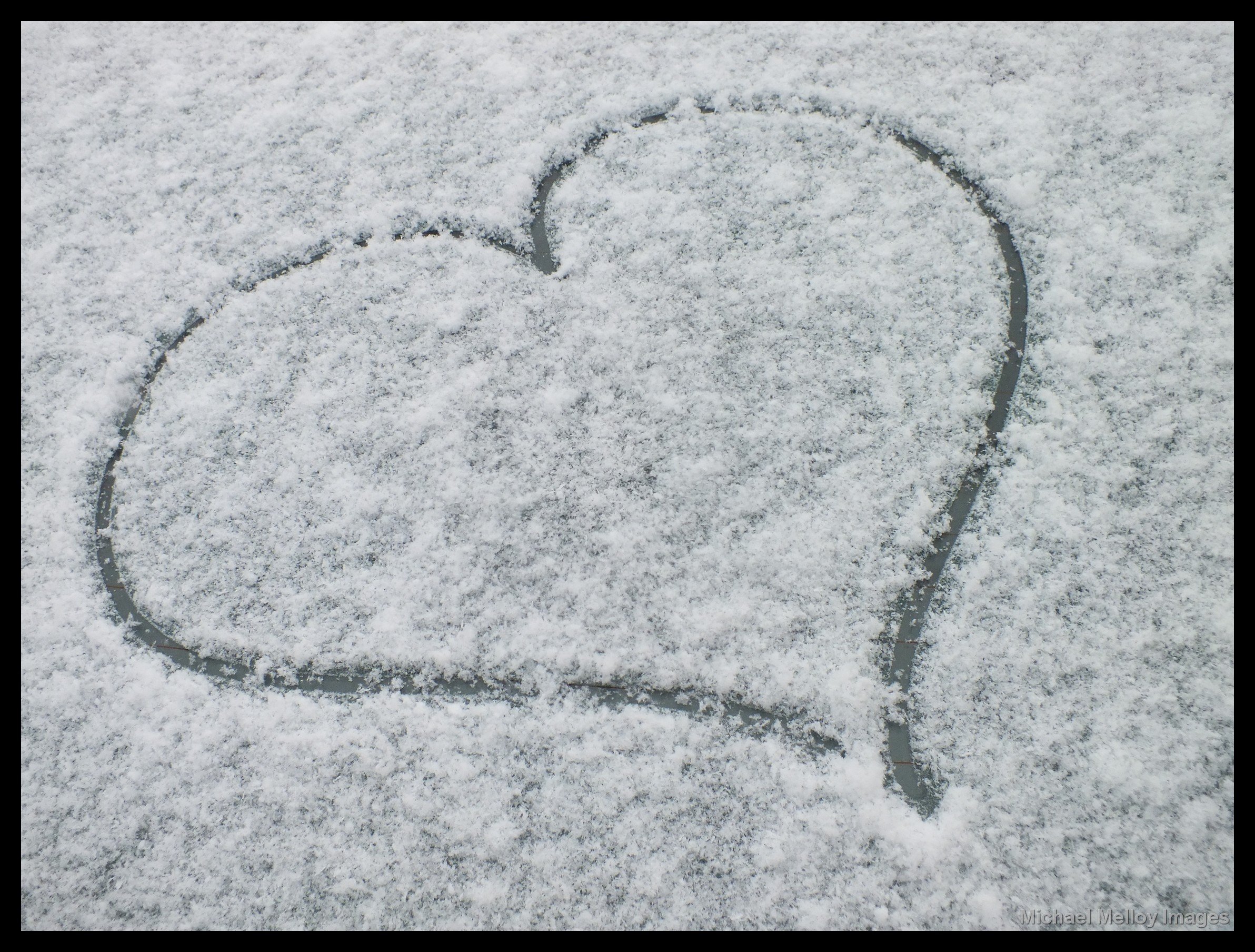 Зама сердце. Сон с сердечками. Сердце на снегу. Сердечко на снегу. Сердце нарисованное на снегу.